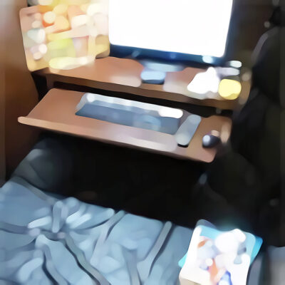 隣の部屋からライブチャットをしている声が・・